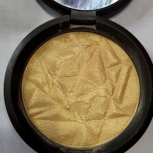 BECCA Pressed Shimmering Skin Perfector "Champagne gold"